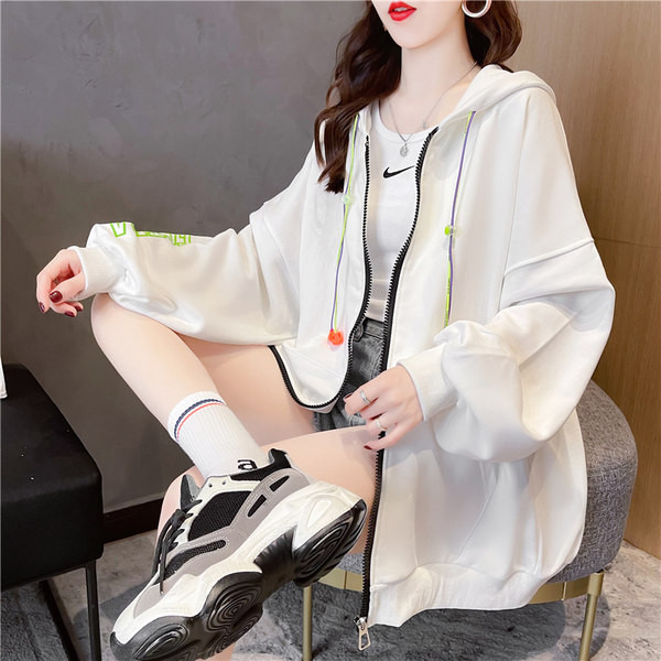 Laia mudeliga naiste dressipluus luku ja värvilise kirjaga