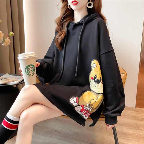 Széles, rátéttel és kapucnival ellátott női pulóver