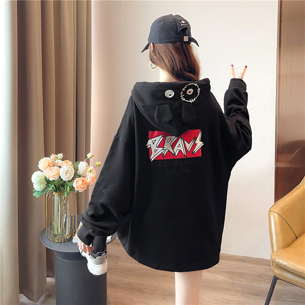 Széles, rátéttel és kapucnival ellátott női pulóver