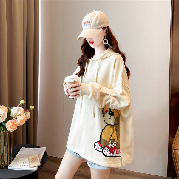 Széles, rátéttel és kapucnival ellátott női pulóver