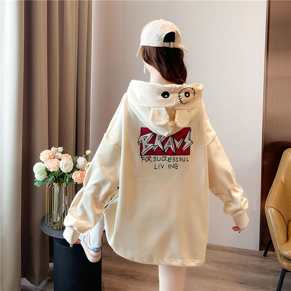 Széles, rátéttel és kapucnival ellátott női pulóver