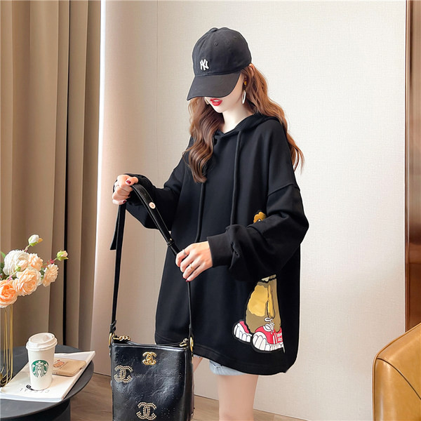 Széles, rátéttel és kapucnival ellátott női pulóver