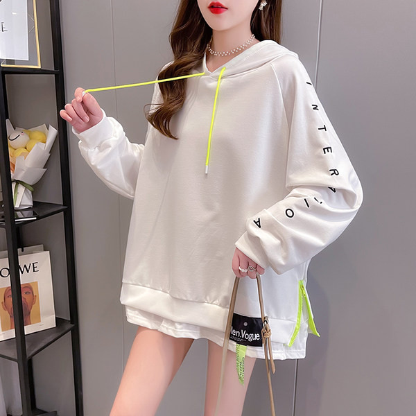 Laia mudeliga naiste dressipluus, mille varrukatel on kiri