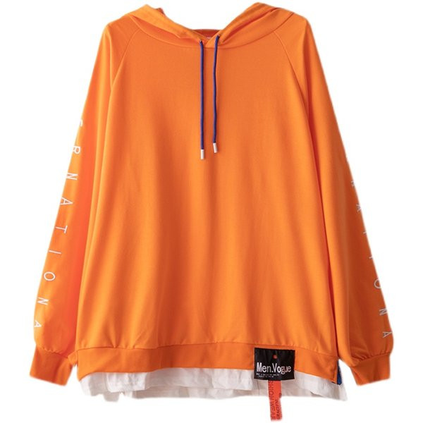 Laia mudeliga naiste dressipluus, mille varrukatel on kiri