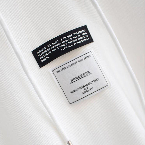 Igapäevane naiste dressipluus kapuutsiga ja embleemiga