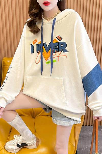 Φαρδύ μοντέλο γυναικείο φούτερ με τσέπη και έγχρωμη στάμπα