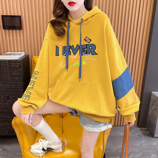 Φαρδύ μοντέλο γυναικείο φούτερ με τσέπη και έγχρωμη στάμπα