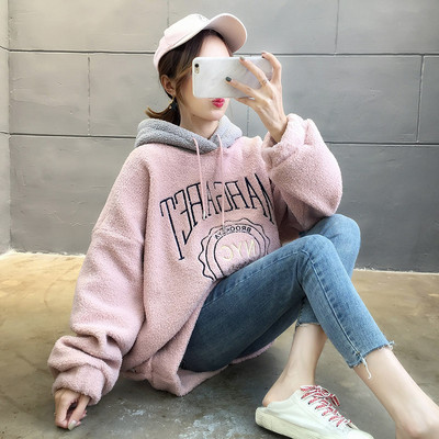 Paks kapuutsiga ja pealdisega plüüsist dressipluus naistele