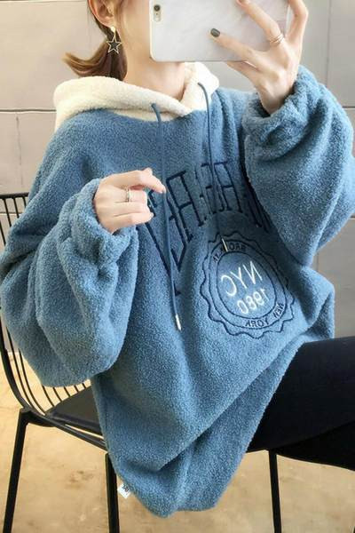 Paks kapuutsiga ja pealdisega plüüsist dressipluus naistele