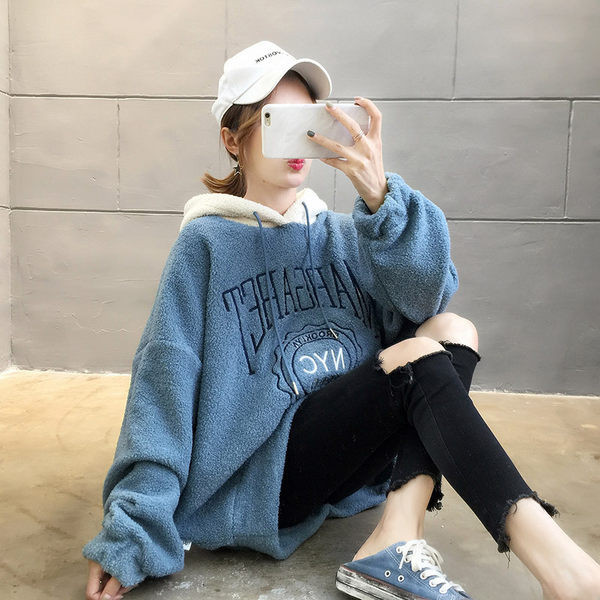 Paks kapuutsiga ja pealdisega plüüsist dressipluus naistele