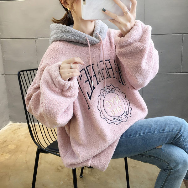 Paks kapuutsiga ja pealdisega plüüsist dressipluus naistele