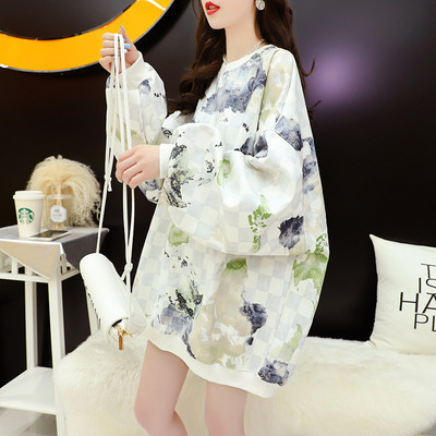 Naiste värviline dressipluus ovaalse kaelusega ja laiade varrukatega