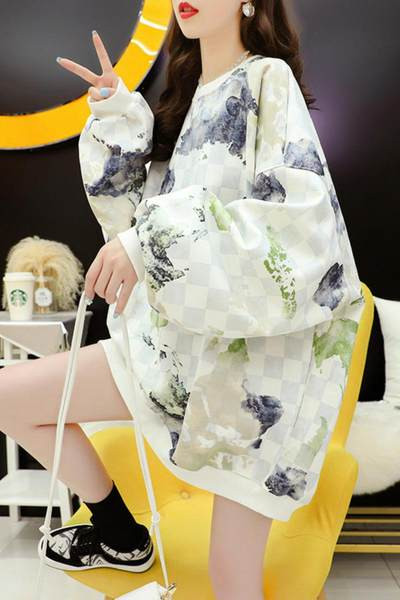 Naiste värviline dressipluus ovaalse kaelusega ja laiade varrukatega