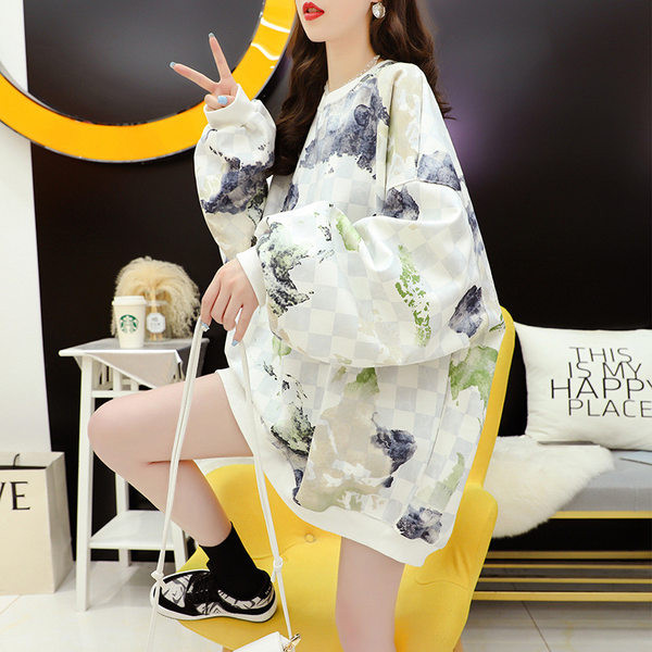 Naiste värviline dressipluus ovaalse kaelusega ja laiade varrukatega