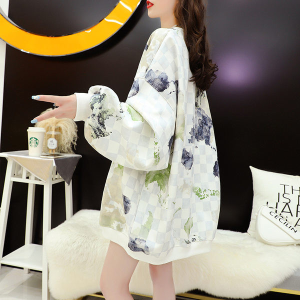 Naiste värviline dressipluus ovaalse kaelusega ja laiade varrukatega