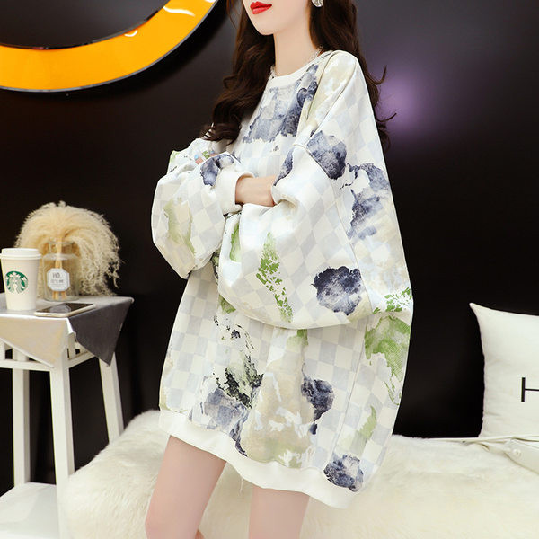 Naiste värviline dressipluus ovaalse kaelusega ja laiade varrukatega