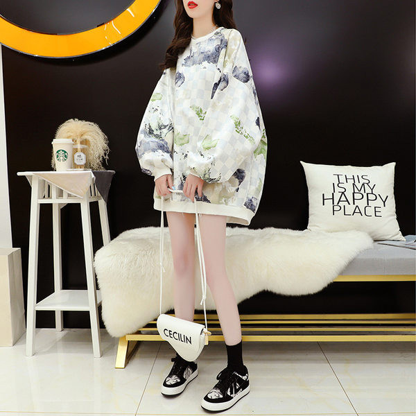 Naiste värviline dressipluus ovaalse kaelusega ja laiade varrukatega