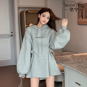 Moodne kapuutsiga ja laiade varrukatega naiste dressipluus