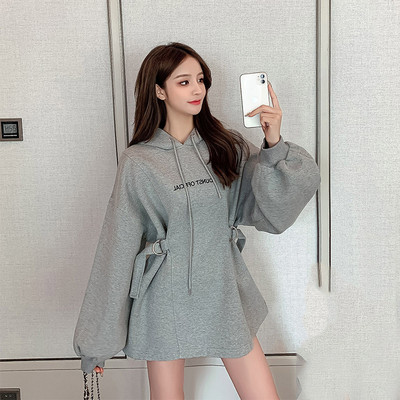 Moodne kapuutsiga ja laiade varrukatega naiste dressipluus