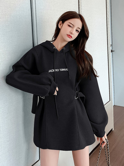 Moodne kapuutsiga ja laiade varrukatega naiste dressipluus