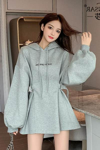 Μοντέρνο γυναικείο φούτερ με κουκούλα και φαρδιά μανίκια