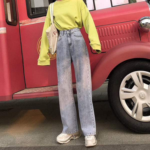 Naiste moodsad kõrge vöökoha ja laiade sääredega teksad