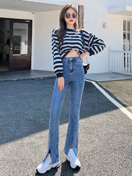 Moodne naiste teksapükste lõikega mudel, mille äärtes on lõhikud