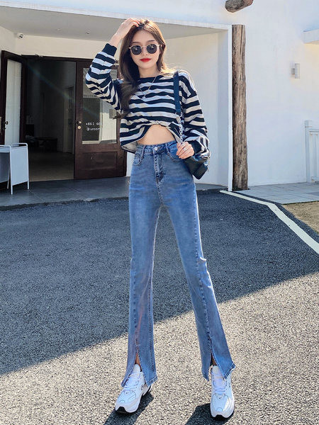 Moodne naiste teksapükste lõikega mudel, mille äärtes on lõhikud