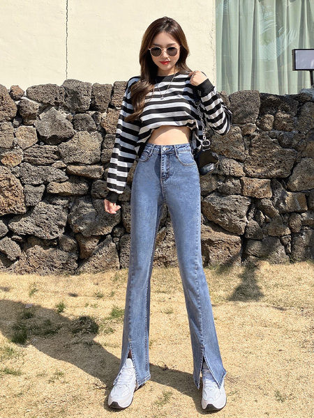 Moodne naiste teksapükste lõikega mudel, mille äärtes on lõhikud