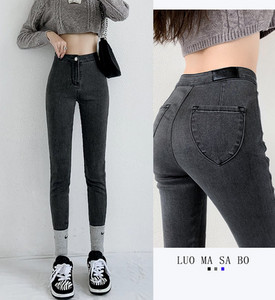 Elastsed teksad taskute ja kõrge vöökohaga