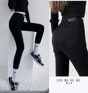 Elastsed teksad taskute ja kõrge vöökohaga