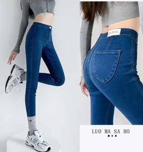 Elastsed teksad taskute ja kõrge vöökohaga