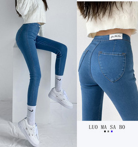 Elastsed teksad taskute ja kõrge vöökohaga