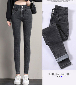 Naiste vabaaja teksapükstega nööpidega mudel