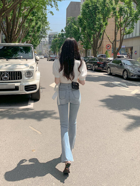 Κομψό γυναικείο τζιν μοντέλο με ψηλή μέση σε δύο μοντέλα