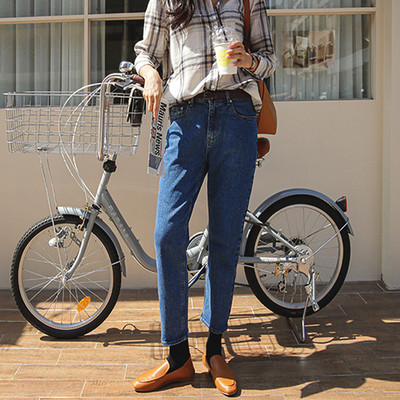 Moodsad kõrge vöökohaga naiste teksad – hele ja tume denim