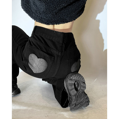 Naiste teksapükste lai mudel, mille taskutes on aplikatsioon