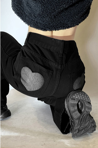 Naiste teksapükste lai mudel, mille taskutes on aplikatsioon