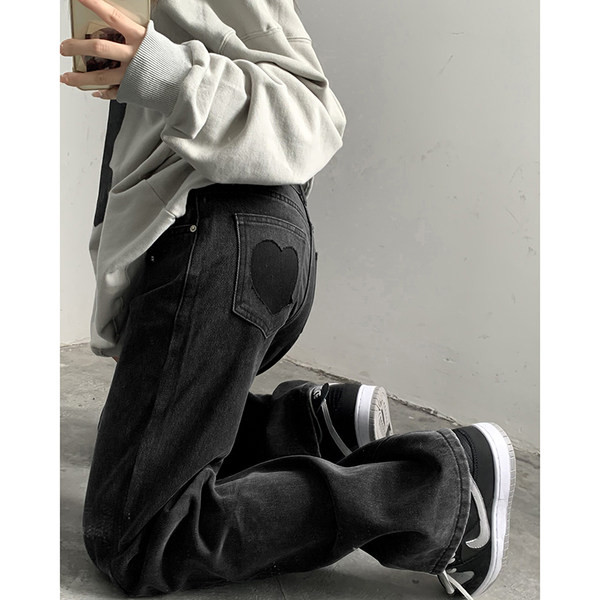 Naiste teksapükste lai mudel, mille taskutes on aplikatsioon