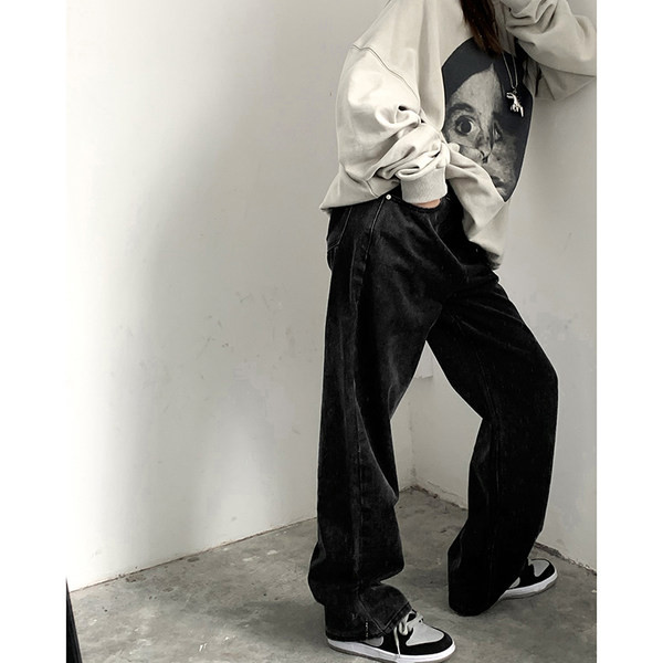 Naiste teksapükste lai mudel, mille taskutes on aplikatsioon