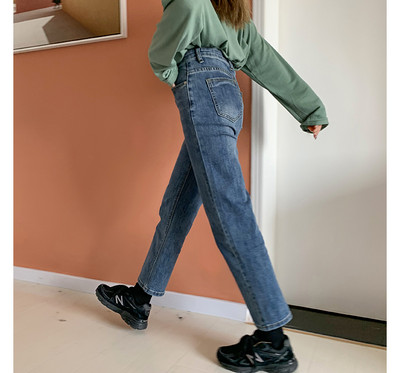 Egyenes női farmer modell magas derékkal, három színben