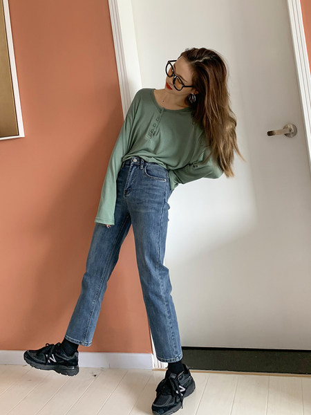 Egyenes női farmer modell magas derékkal, három színben