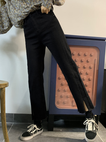 Modern farmer, kék és fekete színű hasítékokkal