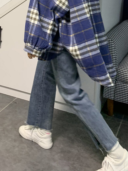 Modern farmer, kék és fekete színű hasítékokkal