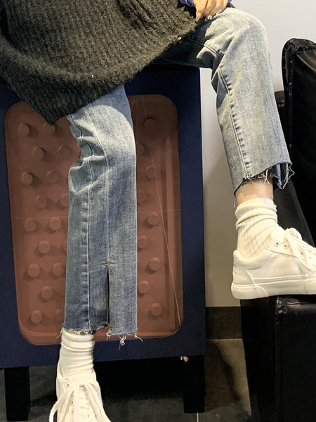 Modern farmer, kék és fekete színű hasítékokkal