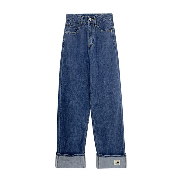 Sirge kõrge vöökohaga naiste teksapükste mudel, mille ühel säärel on embleem