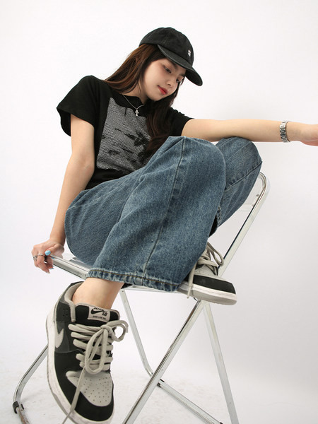 Lai esitaskutega naiste teksapükste mudel