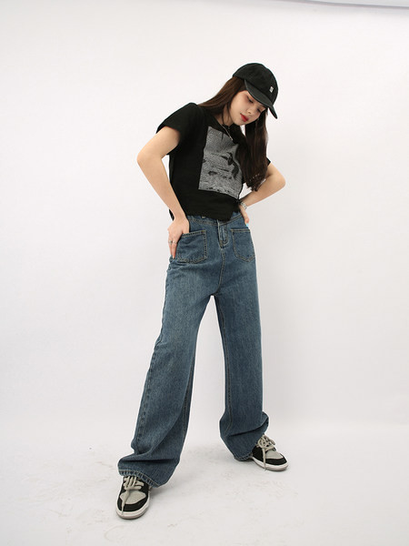 Lai esitaskutega naiste teksapükste mudel