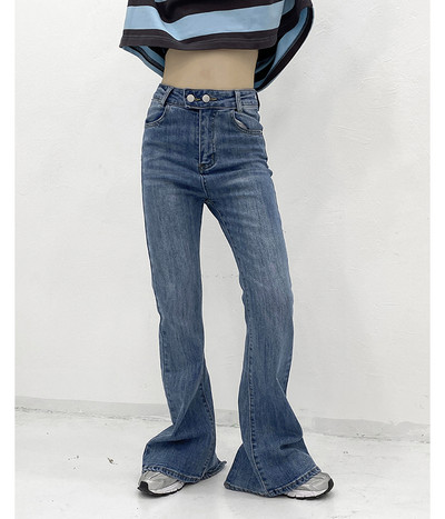 Naiste ühevärvilised standardse vöökoha ja rebenenud motiividega teksad