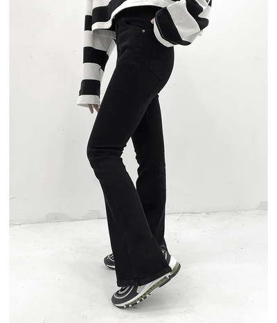 Naiste ühevärvilised standardse vöökoha ja rebenenud motiividega teksad